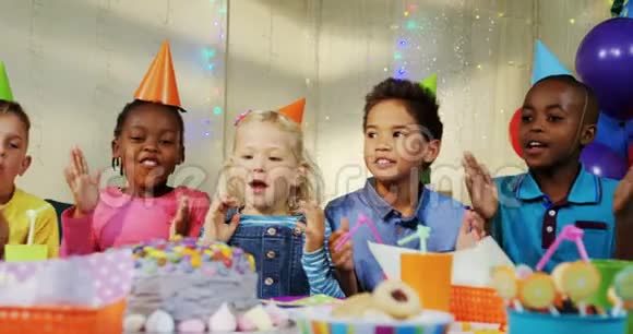 孩子们在生日派对期间唱生日歌视频的预览图