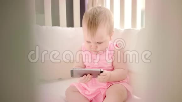 宝宝玩智能手机小女孩看手机卡通视频的预览图