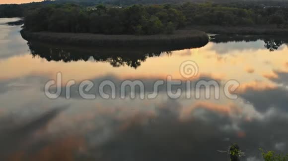 日落时的河流戏剧性的日落和多色的天空视频的预览图