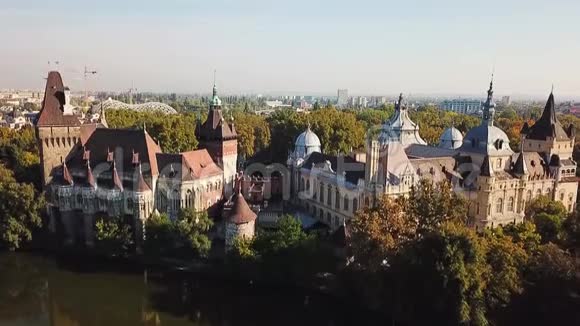 Buda城堡Matthias教堂和渔民堡垒的全景可以俯瞰中部多瑙河视频的预览图