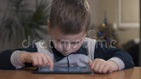 快乐的小男孩在平板电脑上上网视频的预览图