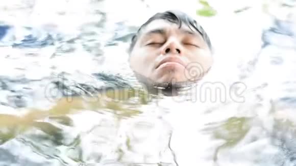 慢动作的人溺水视频的预览图