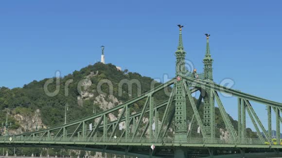 杰勒特山附近的自由桥视频的预览图