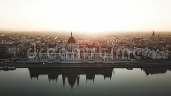 空中视频显示布达佩斯布达一侧日出视频的预览图