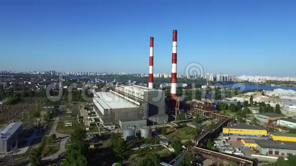 电厂烟囱对现代城市景观的影响Dran视图工业管道视频的预览图