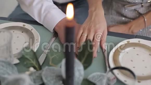 年轻的浪漫情侣兴奋紧张地牵着手在家里的桌子上男朋友女朋友视频的预览图