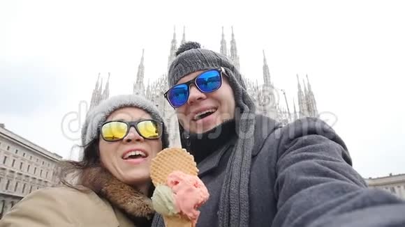 快乐情侣在米兰吃冰淇淋自拍自画像照片在意大利度假旅行寒假视频的预览图