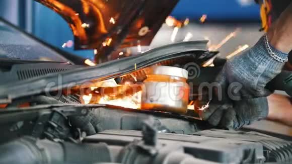 机械师用焊机焊接汽车的一部分视频的预览图