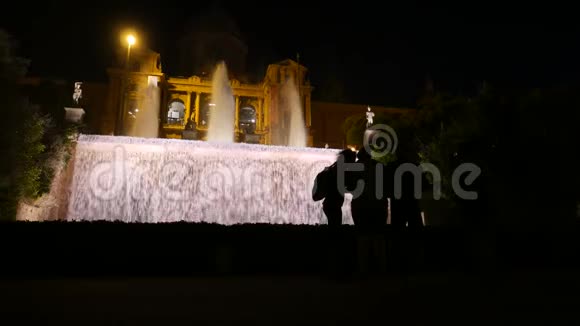 巴塞罗那魔术喷泉灯光秀游客视频的预览图