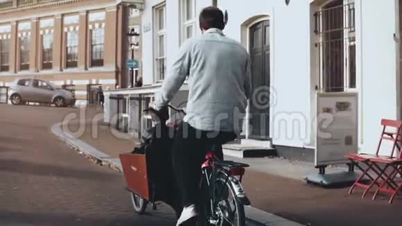男的和两个孩子一起骑货运自行车慢动作后视家庭快乐骑自行车单身父亲单亲家庭视频的预览图