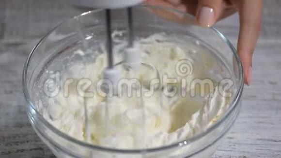 用搅拌器做自制蛋糕用的奶油视频的预览图