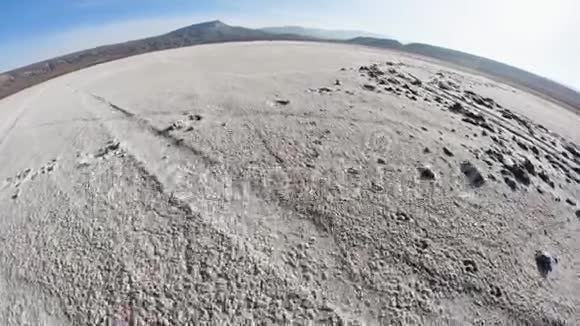 沿着干燥的湖底移动有一条凸的地平线菲什耶视频的预览图