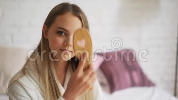 一个头发浓密的棕色缠结的女人正试图梳头但没有视频的预览图