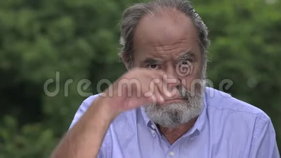 可悲的长胡子西班牙老人视频的预览图