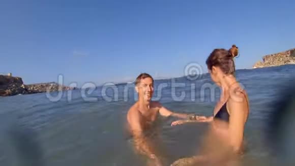 快乐的男孩和女孩在暑假在水里玩马耳他暑假快乐的概念视频的预览图