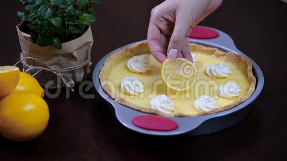 装饰柠檬馅饼视频的预览图