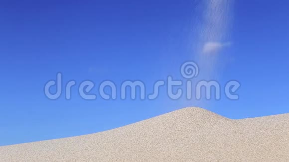 在沙丘上吹沙视频的预览图