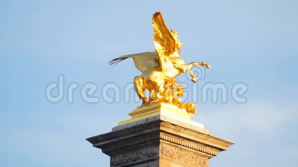 金色飞马雕像视频的预览图