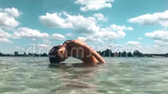 穿着泳衣在海里玩的漂亮女孩视频的预览图