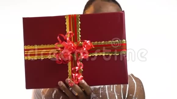 迷人的黑人向外看着红色的礼物微笑着视频的预览图