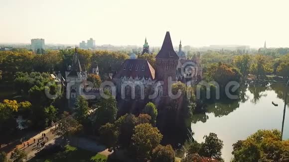 Buda城堡Matthias教堂和渔民堡垒的全景可以俯瞰中部多瑙河视频的预览图
