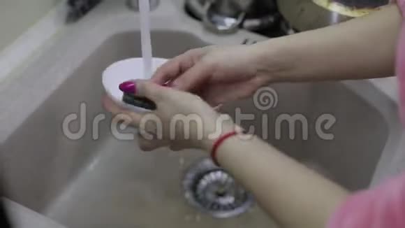女人在厨房洗碗靠近女人的手视频的预览图