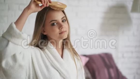 一位留着长发的漂亮女人为刷牙后松开头发而生气视频的预览图