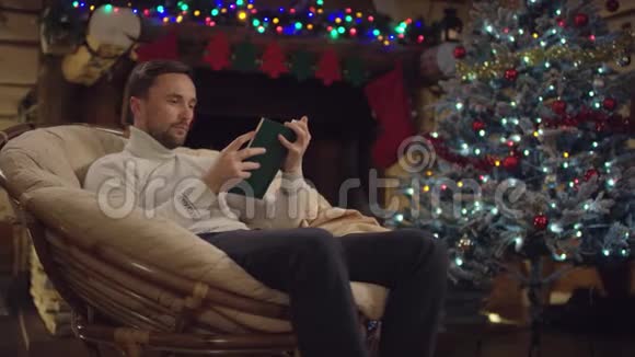 成年男子在圣诞夜看书视频的预览图