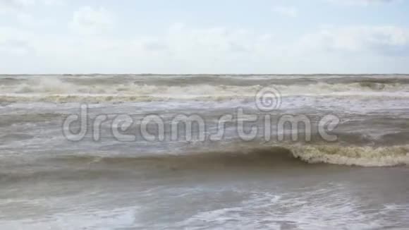 岸上和海里的波浪扭曲了视频的预览图