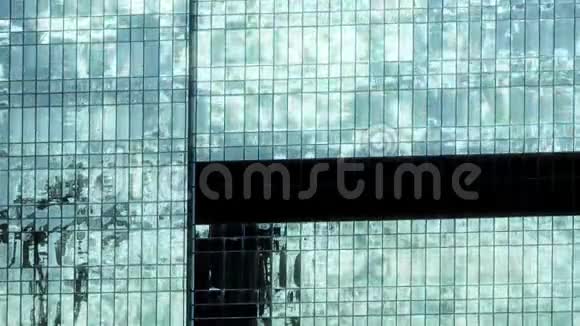 在商业区的一座现代摩天大楼中云层的时间流逝视频的预览图