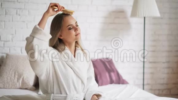 一位留着长发的漂亮女人为刷牙后松开头发而生气视频的预览图