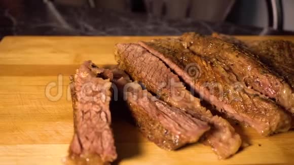 砧板上煮熟的牛肉肉视频的预览图