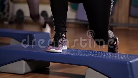 运动女训练员在健身中心与运动员一起上有氧课体育和保健概念视频的预览图