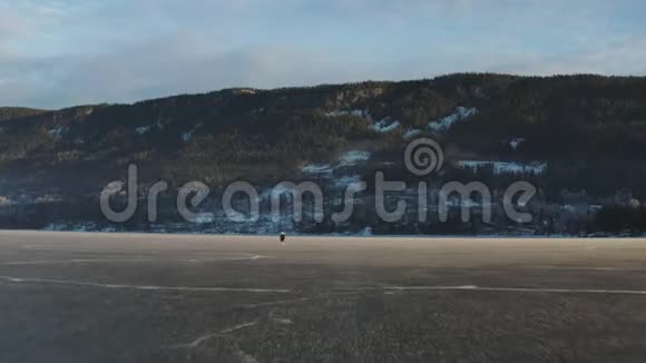 在冰冻的湖面上滑冰视频的预览图