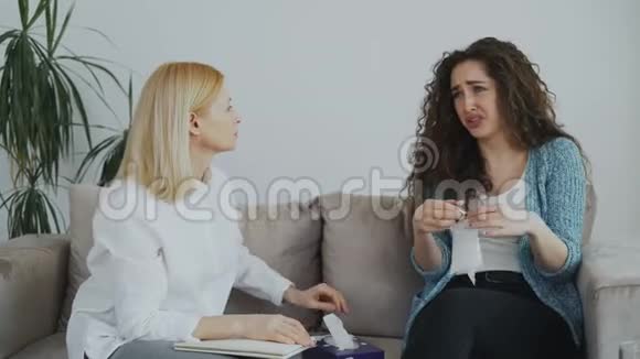 有经验的女性心理学家在心理治疗过程中会说话和冷静哭泣的女性患者视频的预览图