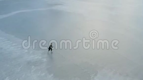 在冰冻的湖面上滑冰视频的预览图