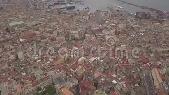 从飞机上看到那不勒斯在无人机上拍摄的视频城市全景视频的预览图