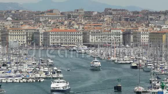 豪华游艇从法国马赛老港驶入地中海视频的预览图