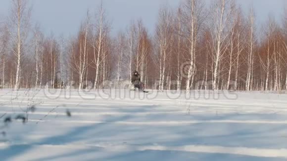 穿着冬季服装的人在迷你雪车的拖车中快速骑马机动和运送乘客视频的预览图