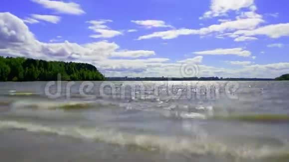 使用全景相机时移云在湖湾上空移动城市在地平线上风景视频的预览图