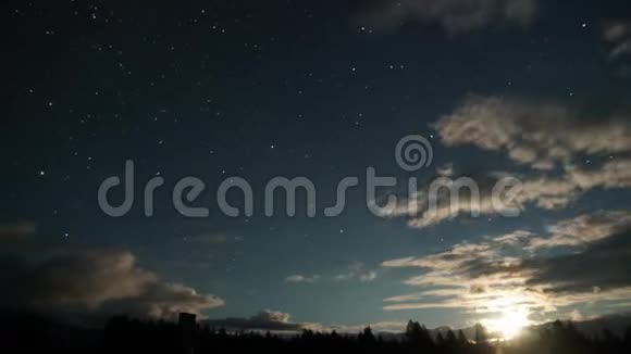 时间流逝夜空的风景星星浮云月亮视频的预览图