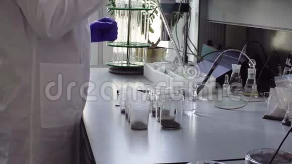 实验室标记土壤样本的科学家视频的预览图