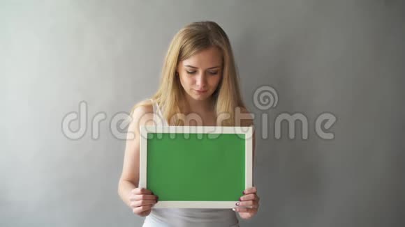 有吸引力的女人显示绿色钥匙复制空间与跟踪点女孩手里拿着发色的盘子视频的预览图