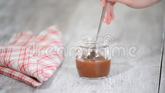 在桌上的罐子上放着美味的焦糖酱视频的预览图