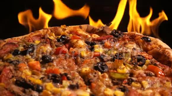 在美味的意大利披萨上添加香料视频的预览图