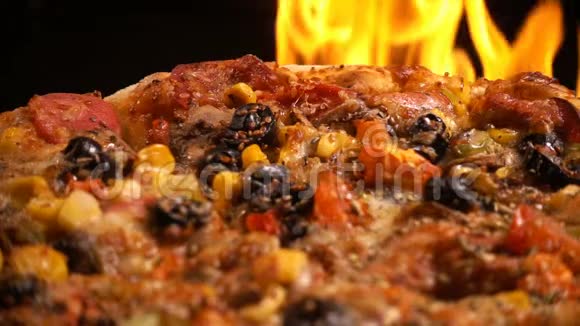 在美味的意大利披萨上添加香料视频的预览图