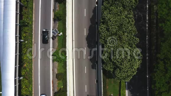高速公路与梅加波利斯的交通揭示了复杂繁忙的交叉路口和绿地视频的预览图