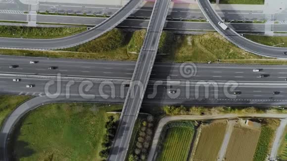 无人机飞过繁忙的高速公路路口视频的预览图