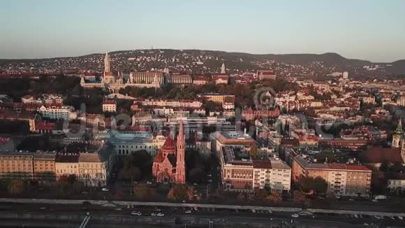 空中视频显示布达佩斯布达一侧日出视频的预览图