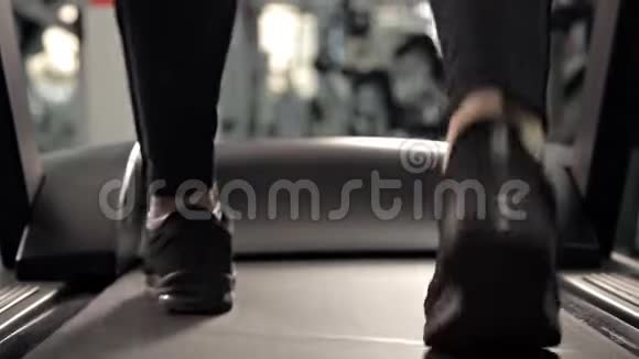 在跑步机上跑步在健身房锻炼肌肉腿视频的预览图